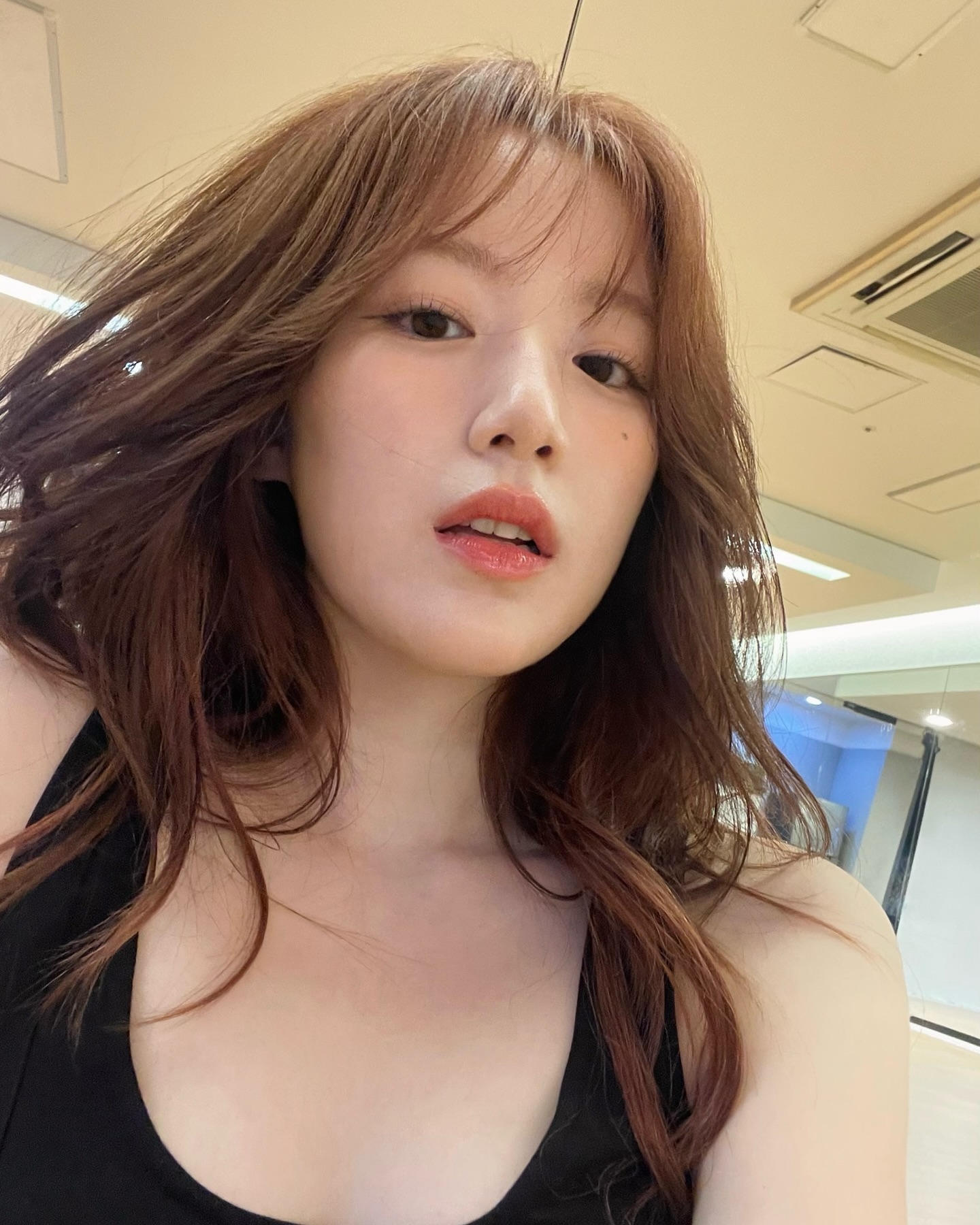 검은색 GUESS 민소매 요망하게 모은 가슴골 아이들 슈화
