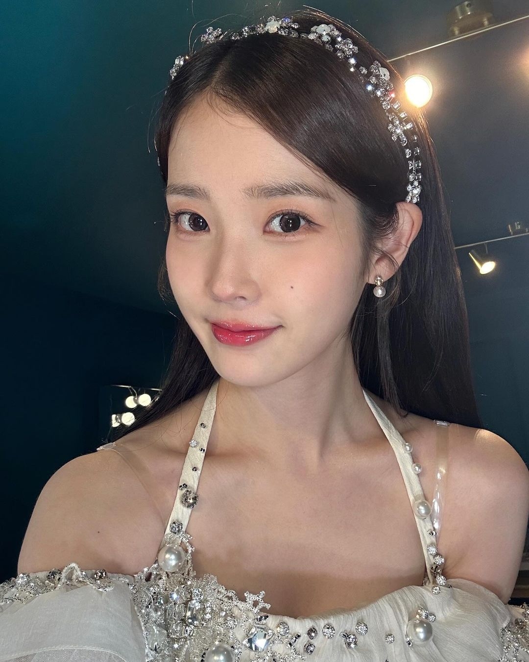 러블리한 화이트 오프숄더 프릴의상 상큼한 어깨와 겨드랑이 아이유