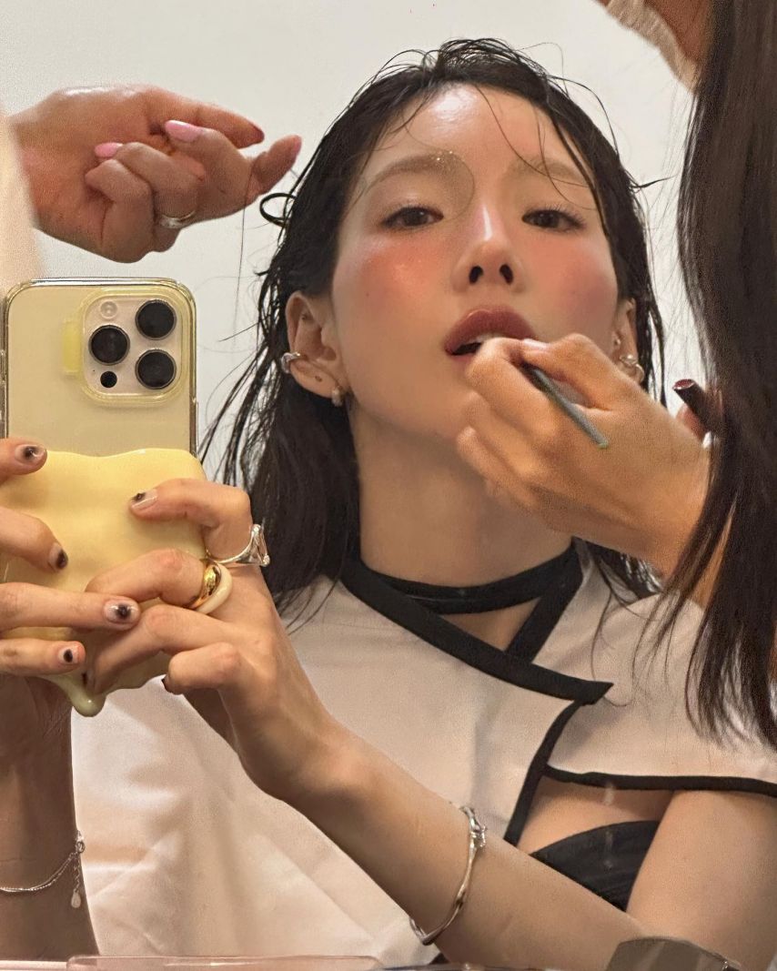 촉촉한 메이크업의 태연 검정 란제리룩 몽실 가슴골 겨드랑이