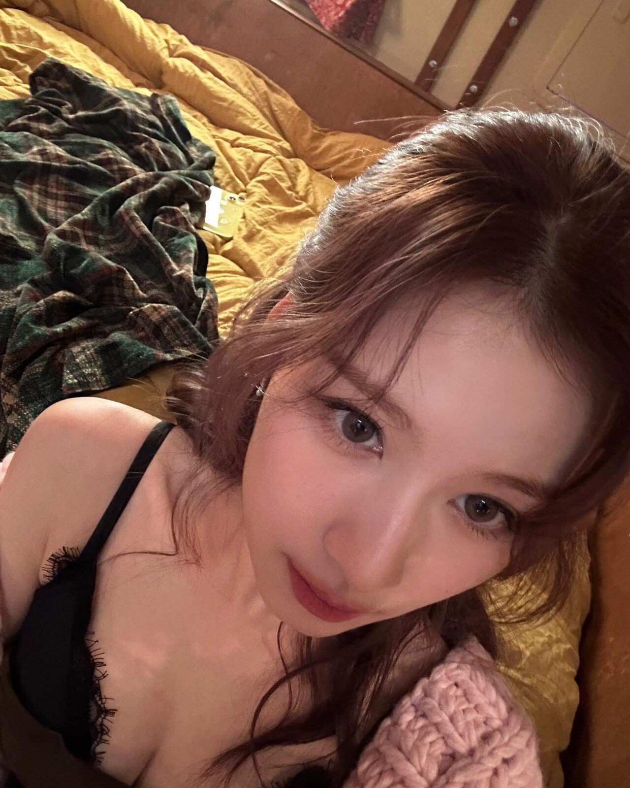 위에서 찍은 검정 레이스 브라...아찔한 가슴골 트와이스 사나
