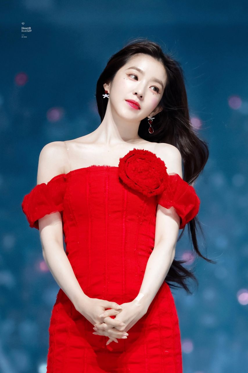 계단 올라가는 레드벨벳 아이린 빨간 오프숄더 미니드레스 엉벅지