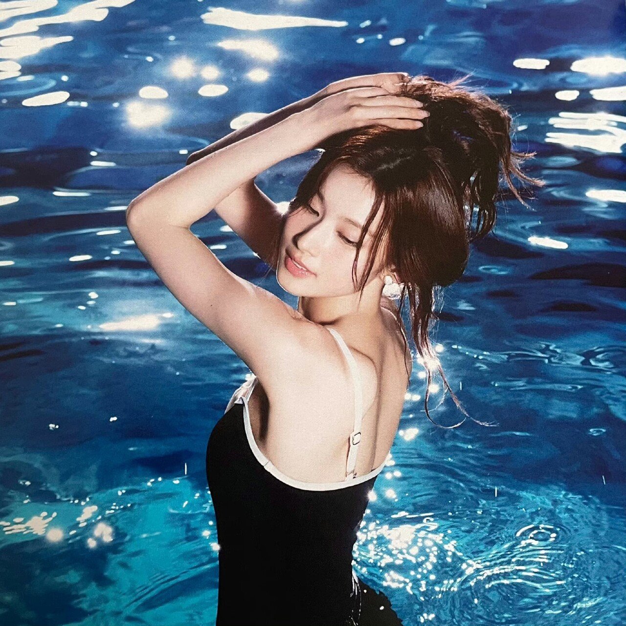 물에 들어간 수영복 입은 사나