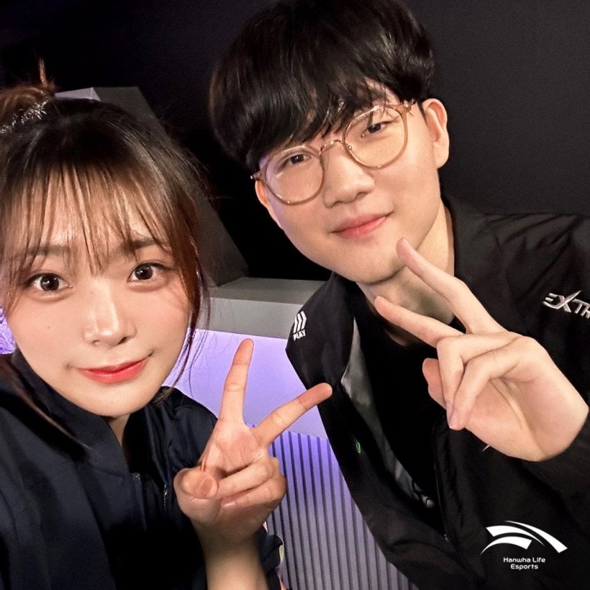 QWER이 프로게이머와 맞팔해서 현타온 팬