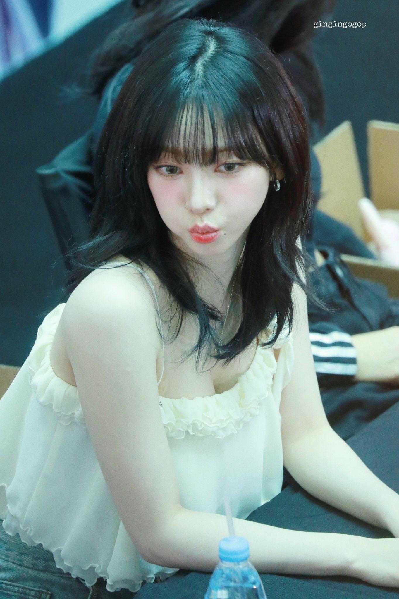 하늘하늘한 프릴 끈나시 숙이며 방심하는 에스파 카리나 가슴골