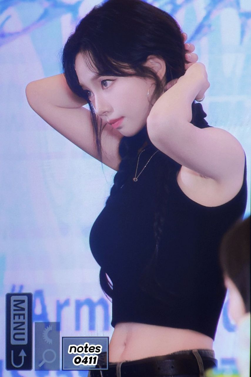 치명적인 민소매 에스파 카리나 시원한 어깨