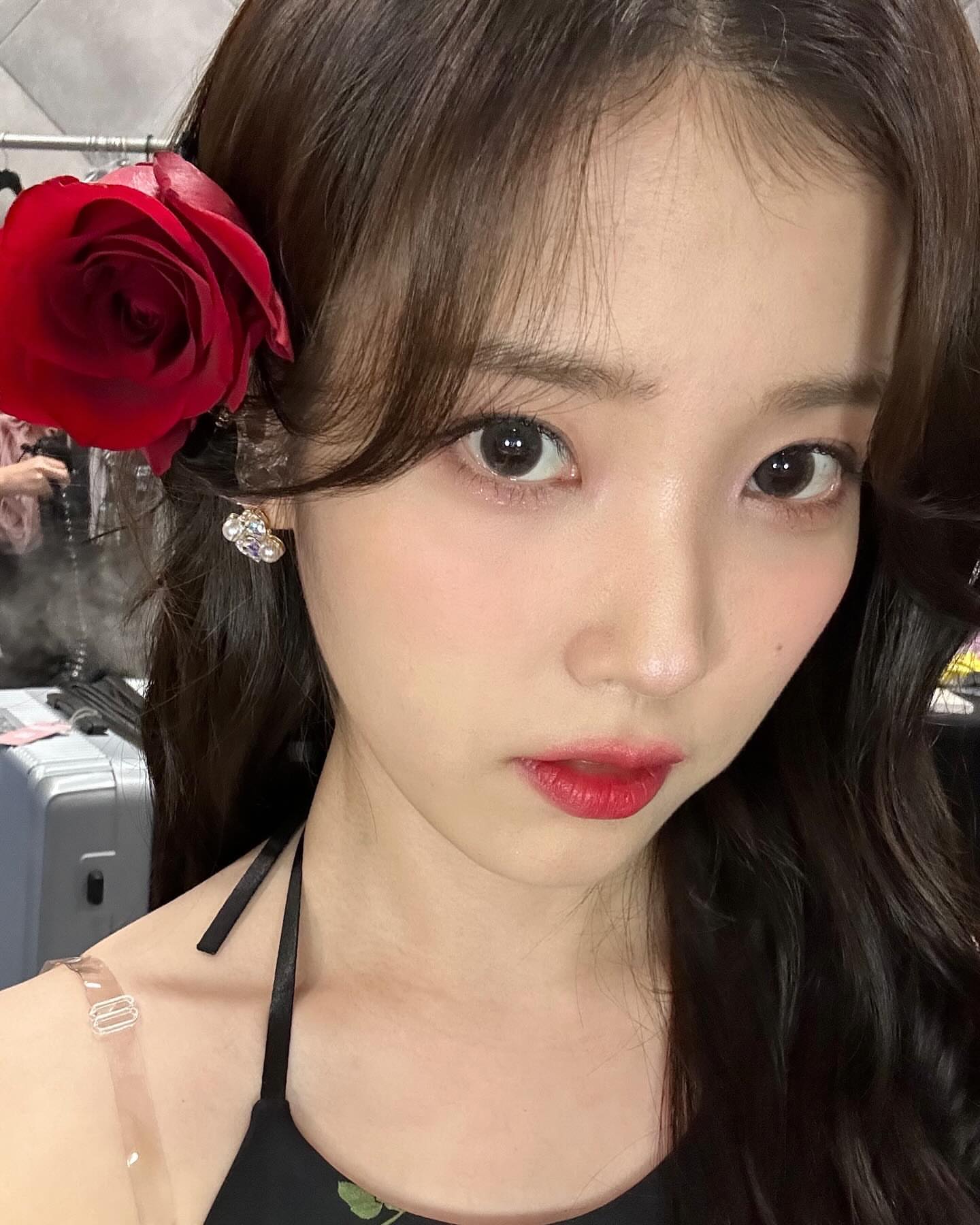 폴짝폴짝 뛰는 콘서트 아이유...보라색 튜브탑 찰랑이는 바운스