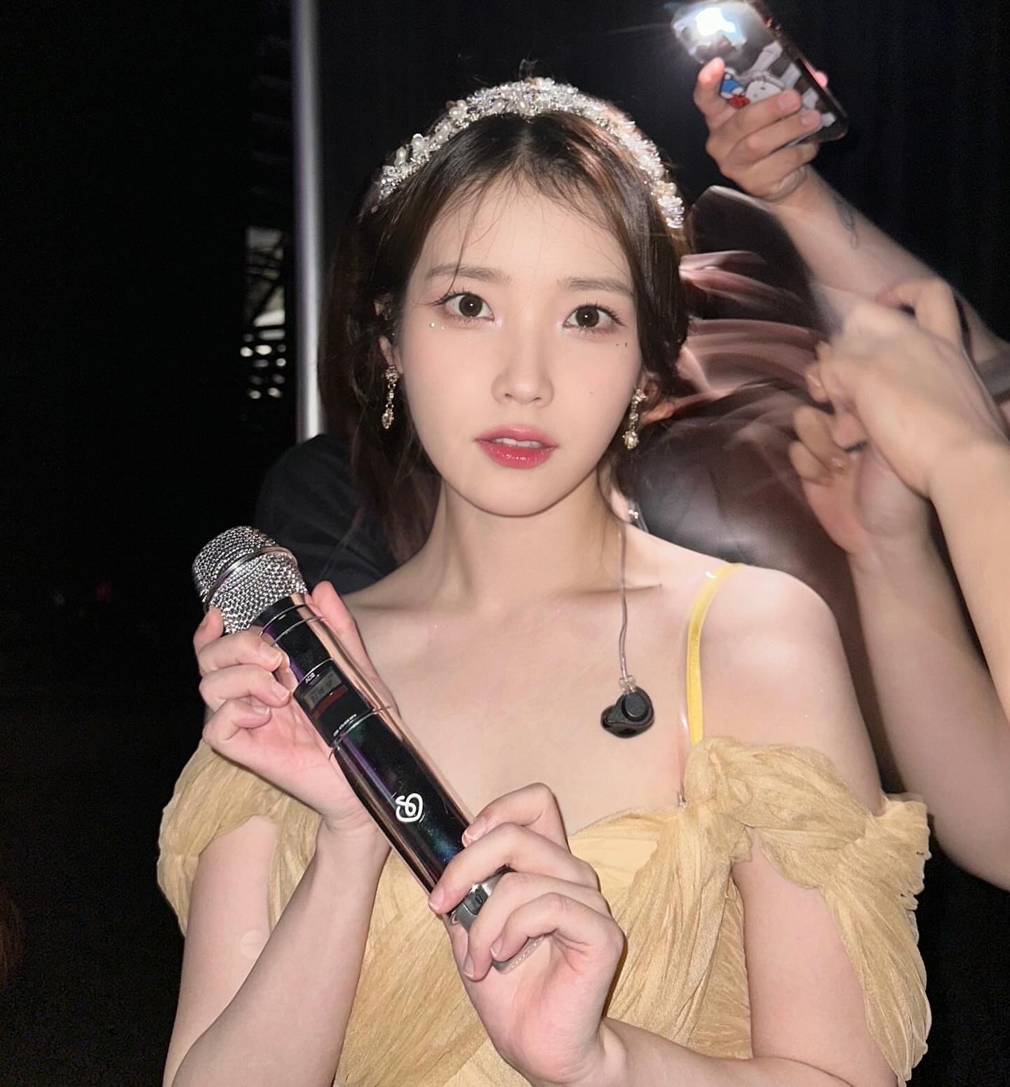 노란 공주님 끈드레스 뽀얀 살결 + 역대급 가슴골 노출한 아이유