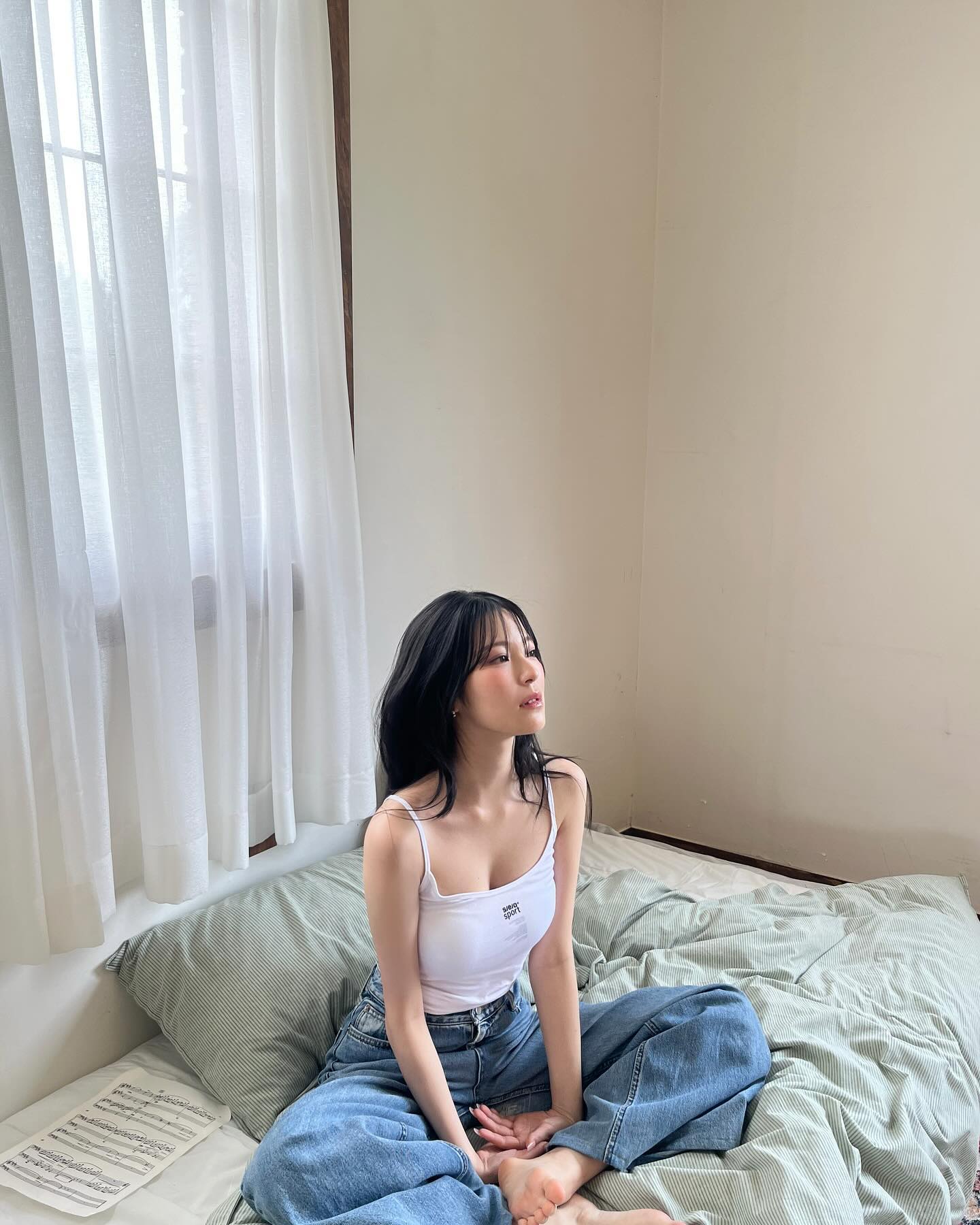 봉긋한 흰 끈나시 꿀깅한 가슴골 프로미스나인 백지헌 - 인스타