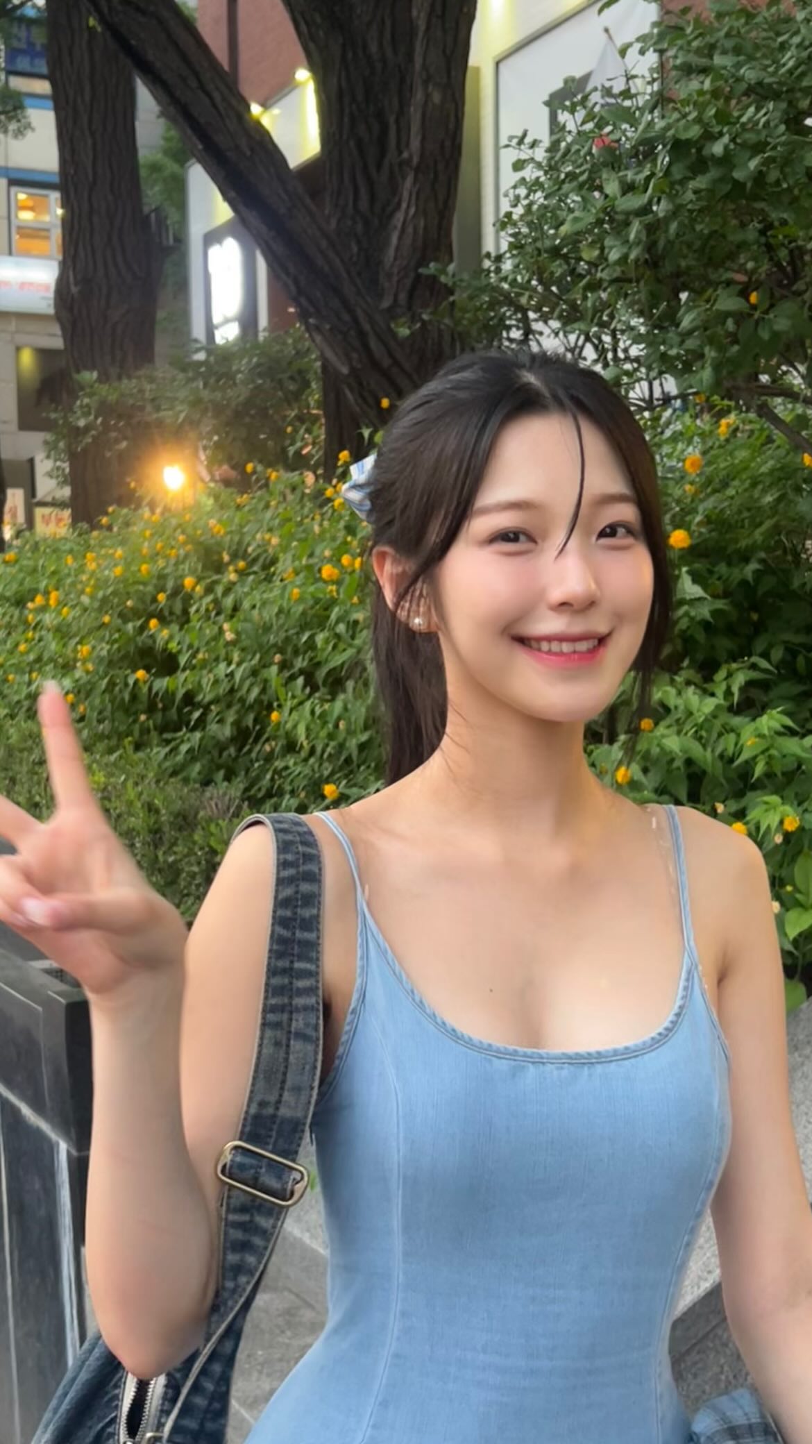 프로미스나인 백지헌 데님 끈원피스 요망한 가슴골 노출 - 인스타