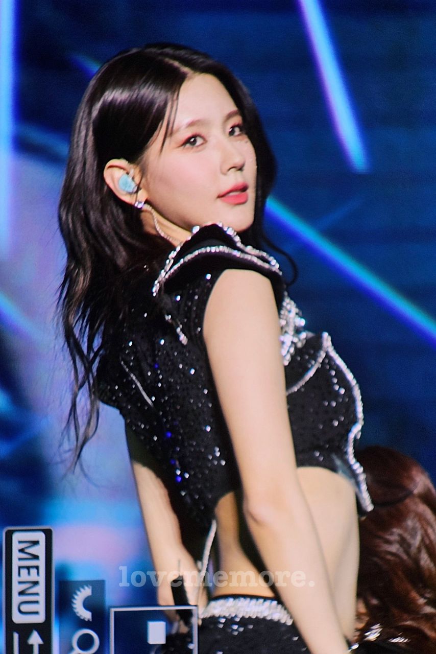 무대 돌아 다니면서 팬서비스하는 여자아이들 미연