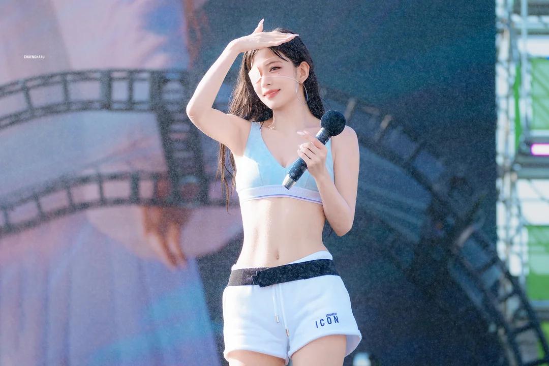 비키니 입고 엎드린 프로미스나인 이채영 서연 가슴골 + 엉벅지