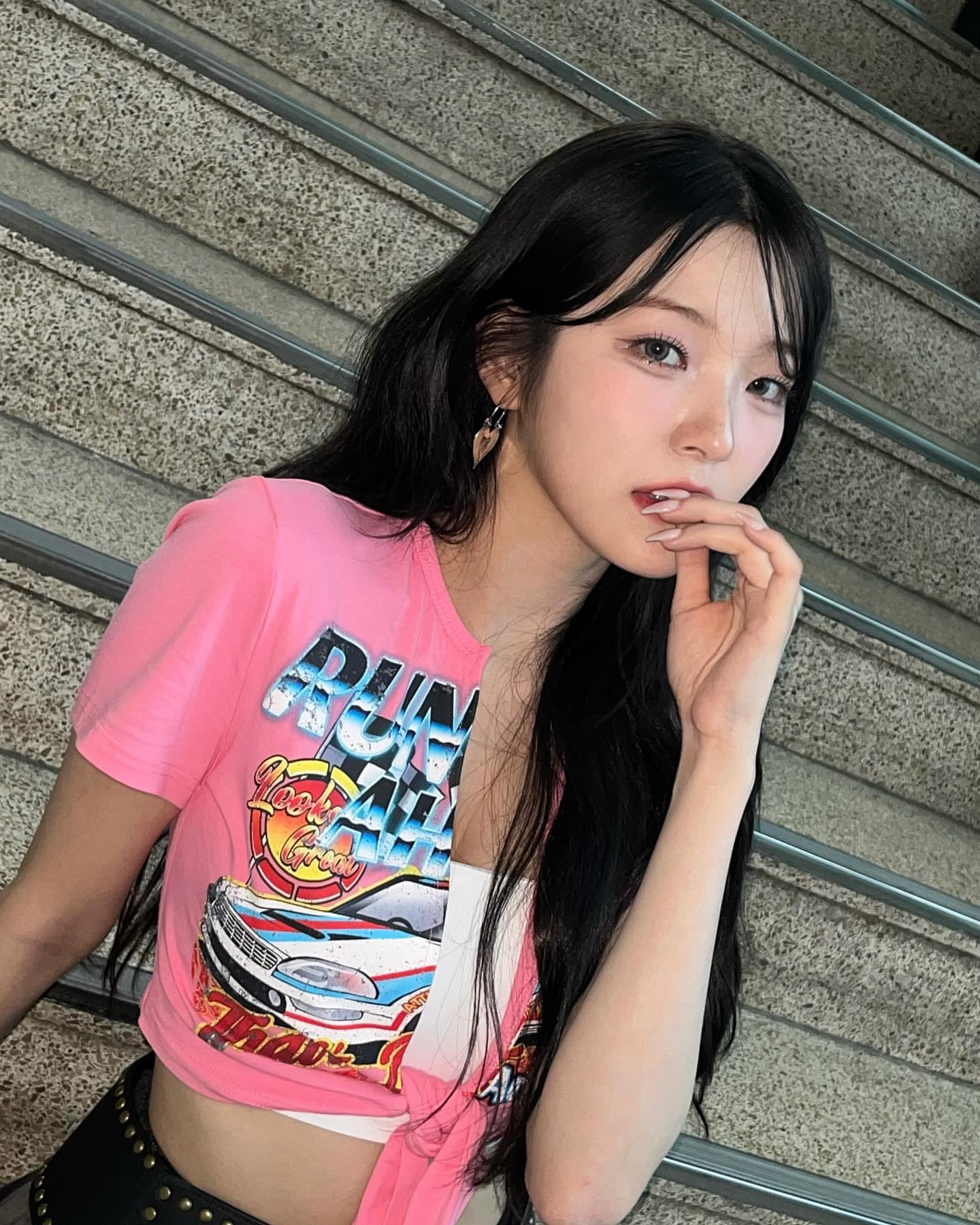퇴근하는 프로미스나인 백지헌 질끈 묶은 핑크셔츠 몽실가슴골