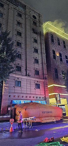 에어매트로 뛰었는데 사망했다는 부천호텔 에어매트 현장사진