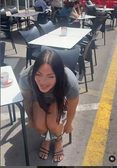 외국 인플루언서, 쇼핑몰에서 갑자기 팬티 훌떡~