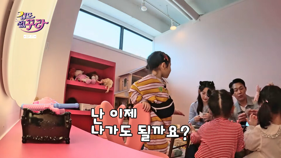 키즈카페 일일 알바 가서 어린이들 매니큐어 해주는 박성웅 ㅋㅋㅋㅋㅋㅋ