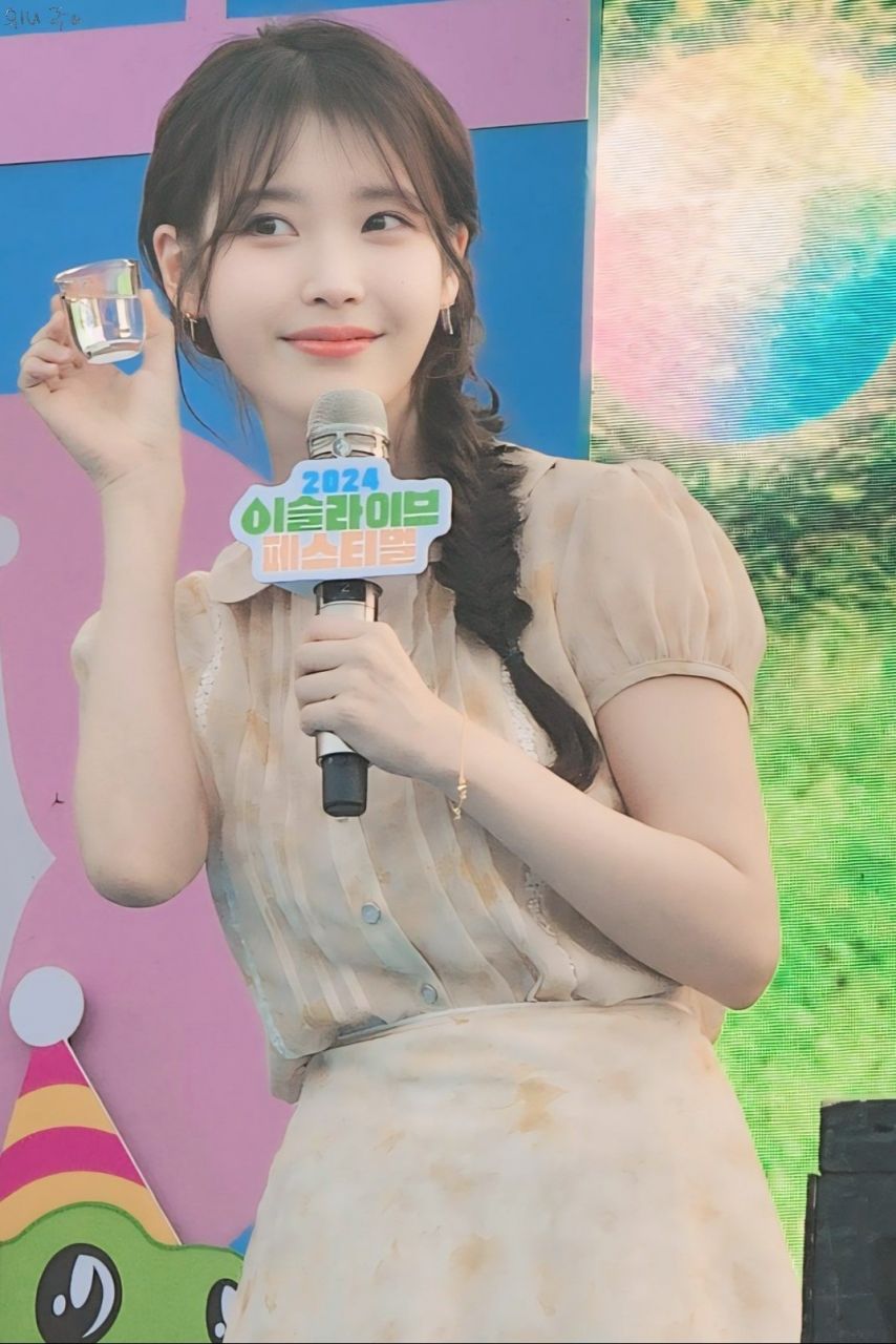 오늘자 자라섬 이슬라이브  페스티벌 아이유(with.장성규)