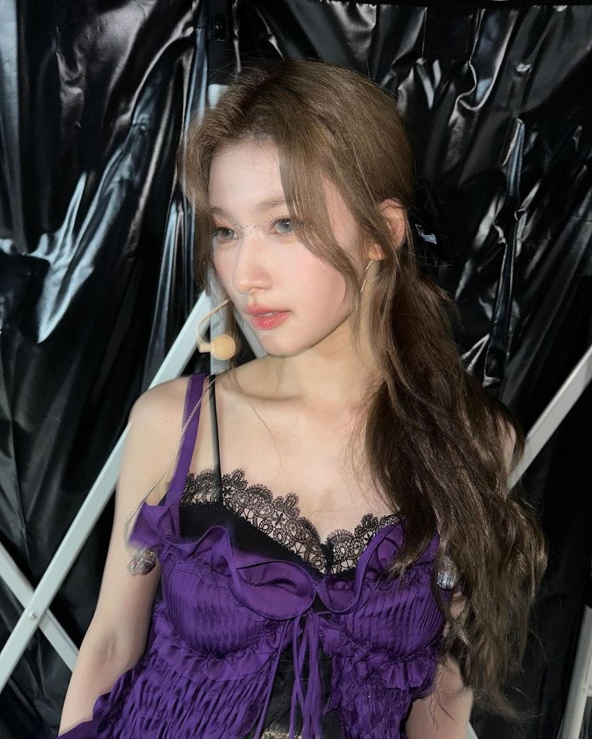야한 블랙 레이스 나시 + 핫팬츠 입은 요망한 트와이스 사나 몸매