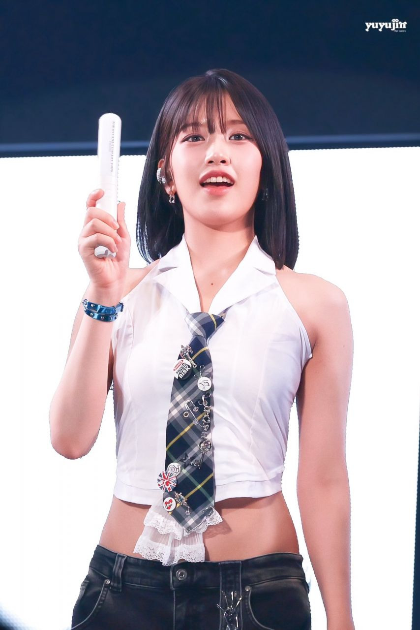 아이브 단발 안유진 쿨한 흰 셔츠 민소매 + 넥타이 잘록한 허리배꼽