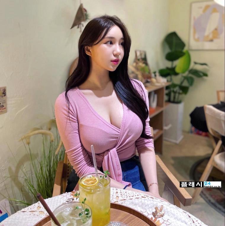 동탄룩을 입은 수원특례시 치어리더 김현영.jpg