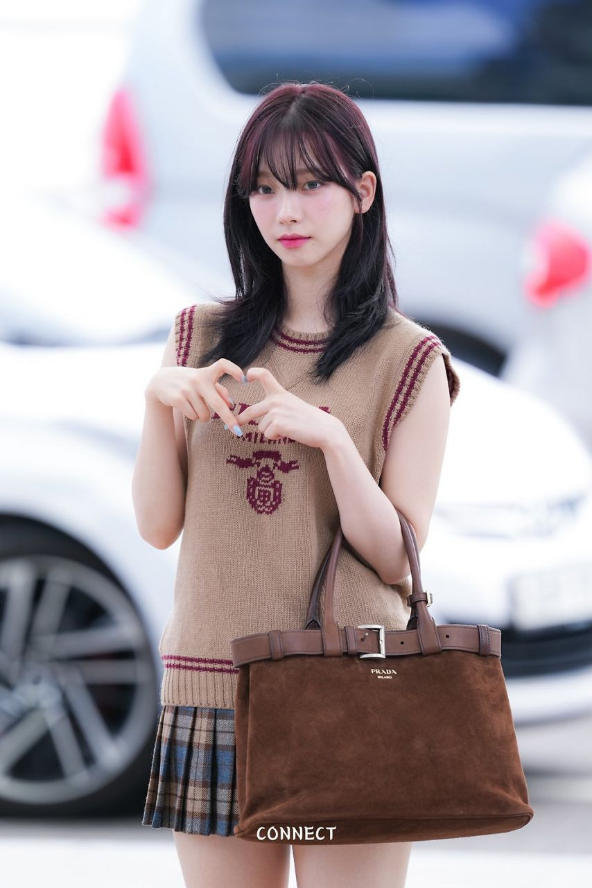인천공항 시원한 프라다 민소매 겨드랑이 에스파 카리나