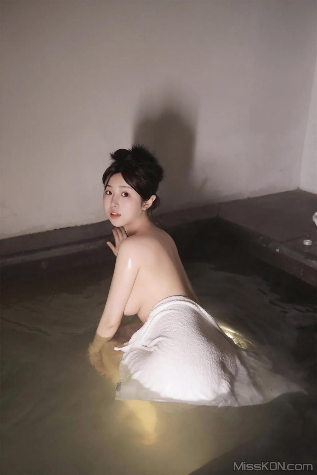 피부가 하얀 그녀 (올누드 화보집)