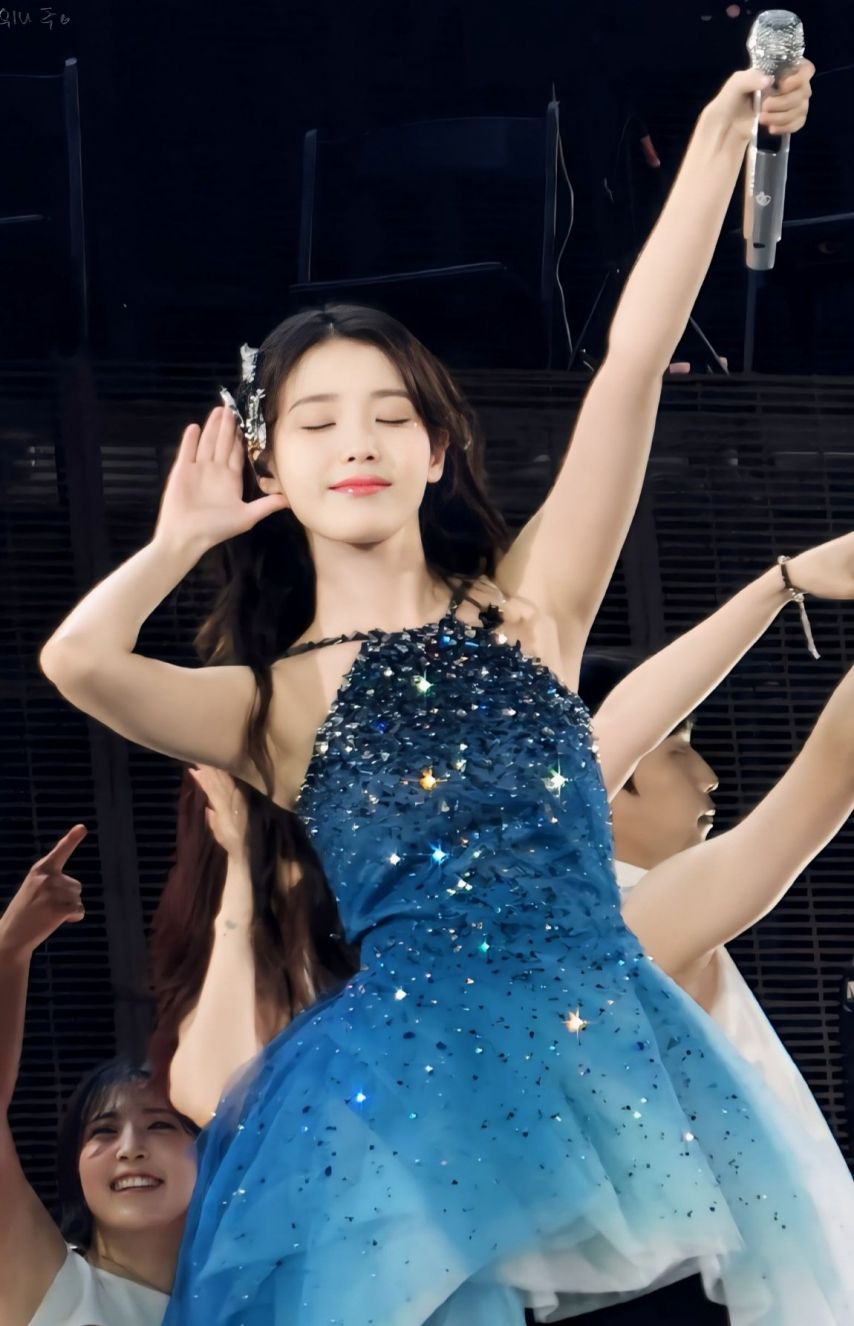 오늘자 아이유 콘서트 착장
