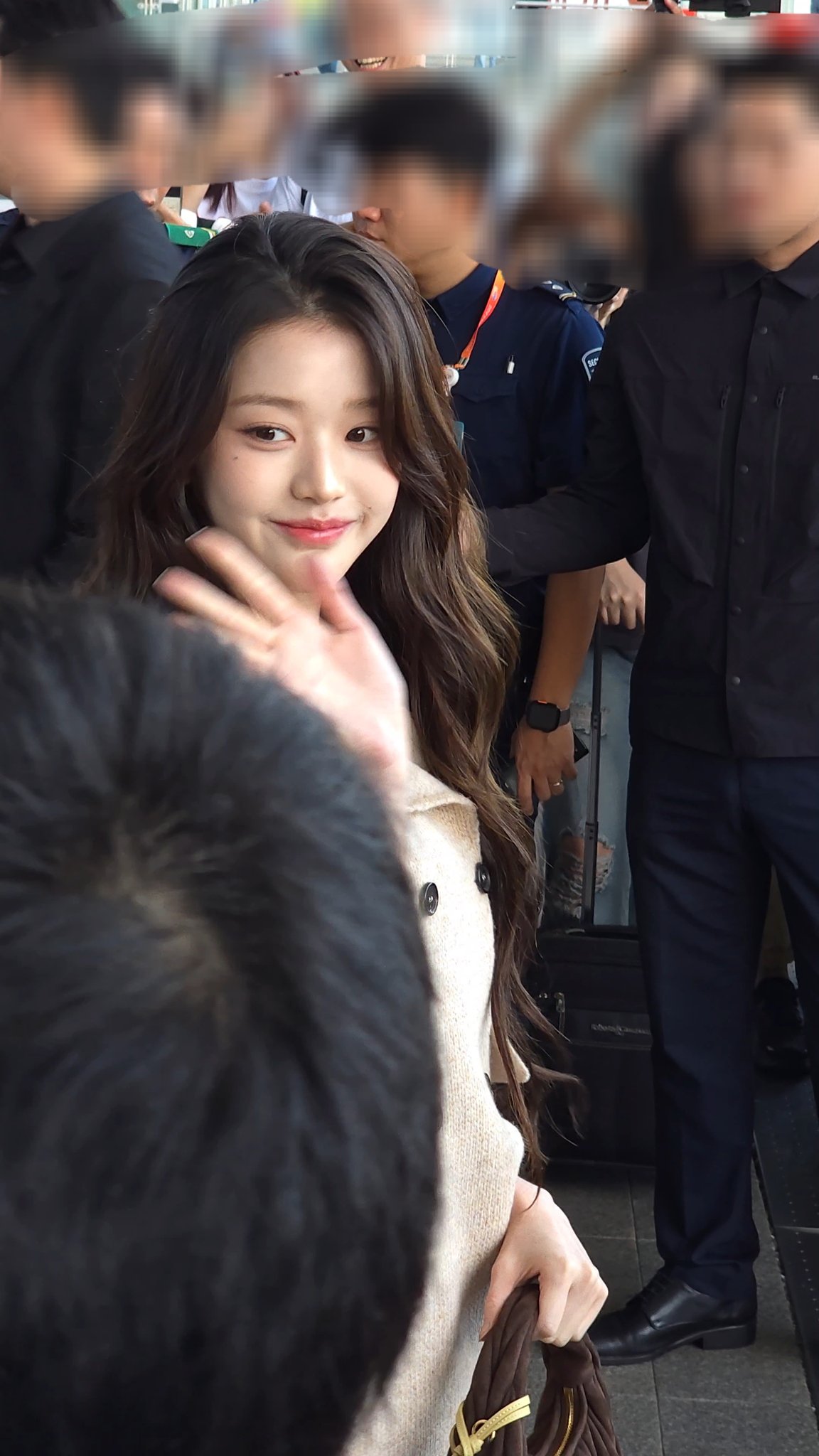 오늘자 아이브 장원영 공항 폰카짤