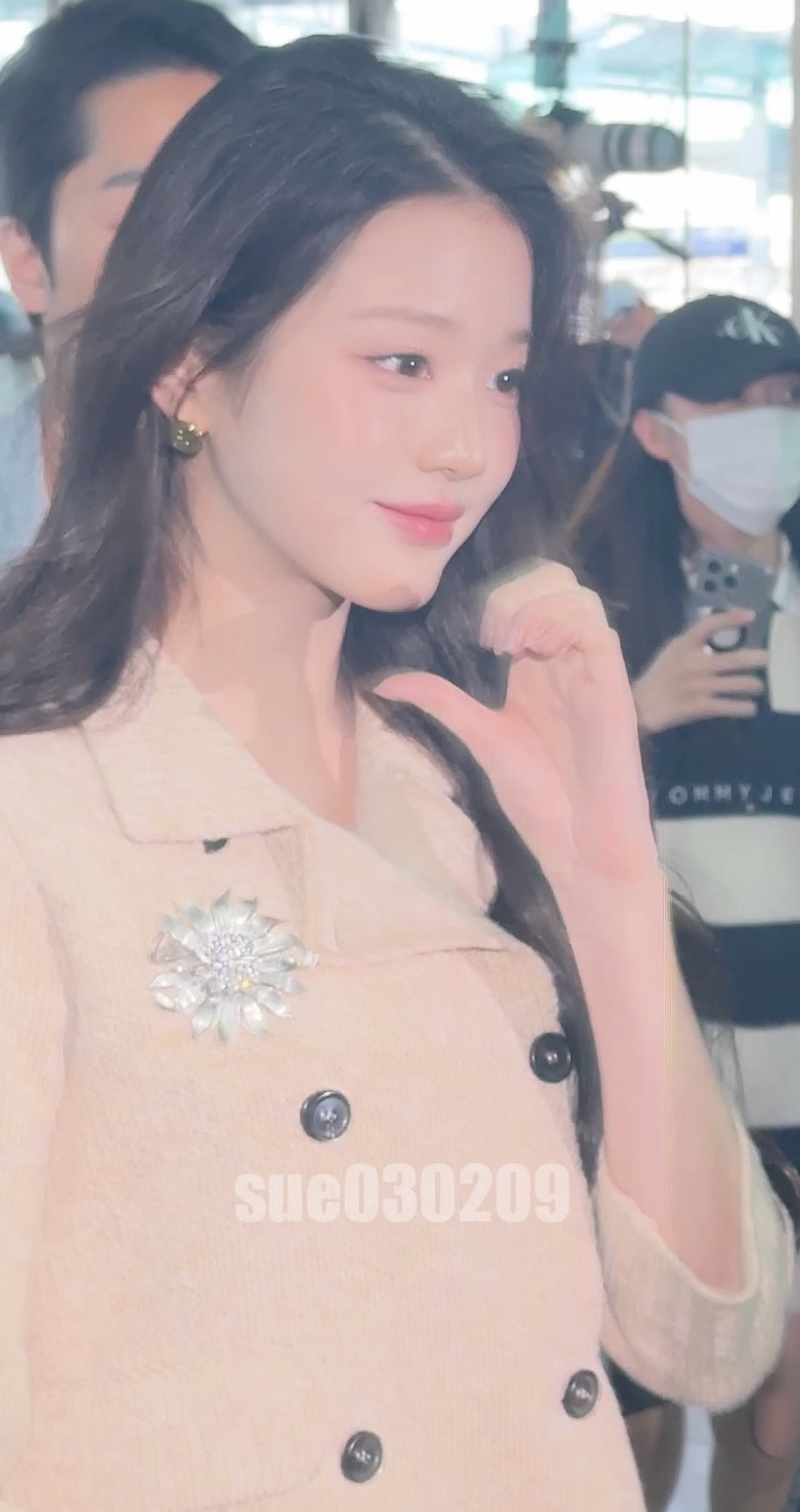 오늘자 아이브 장원영 공항 폰카짤
