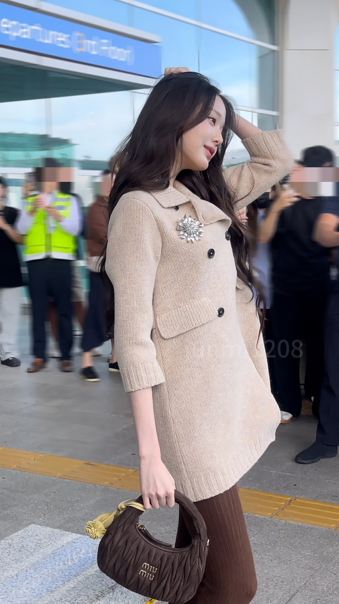 오늘자 아이브 장원영 공항 폰카짤