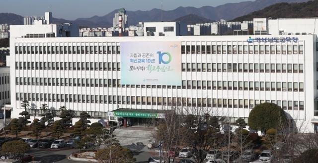'봉하마을 절벽서…' 중학교 시험 출제 교사 사직