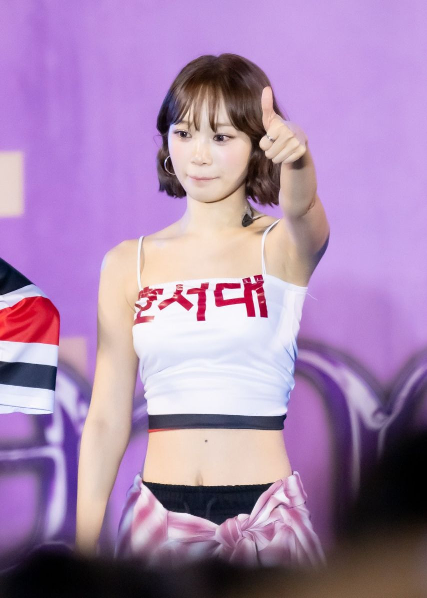 르세라핌 김채원 시원한 흰 끈나시 겨드랑이 배꼽 - 호서대 241001