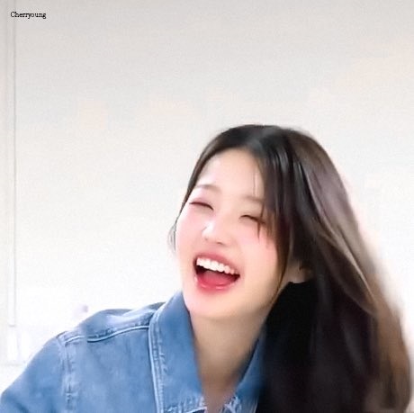 머리 올리는 청남방 아이브 장원영...100만불 짜리 미소녀 눈웃음