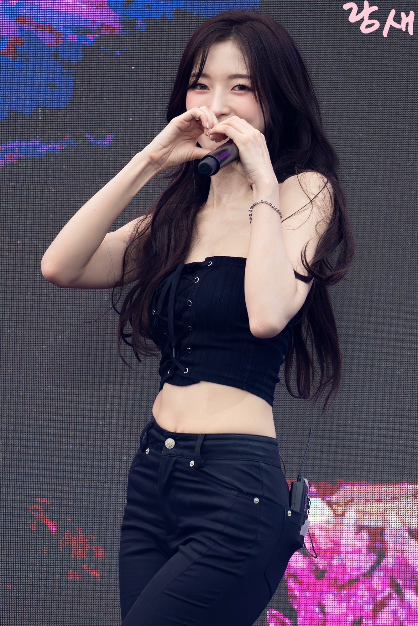 오마이걸 아린 검정 스트랩 튜브탑 배꼽 + 블랙진 골반 힙라인