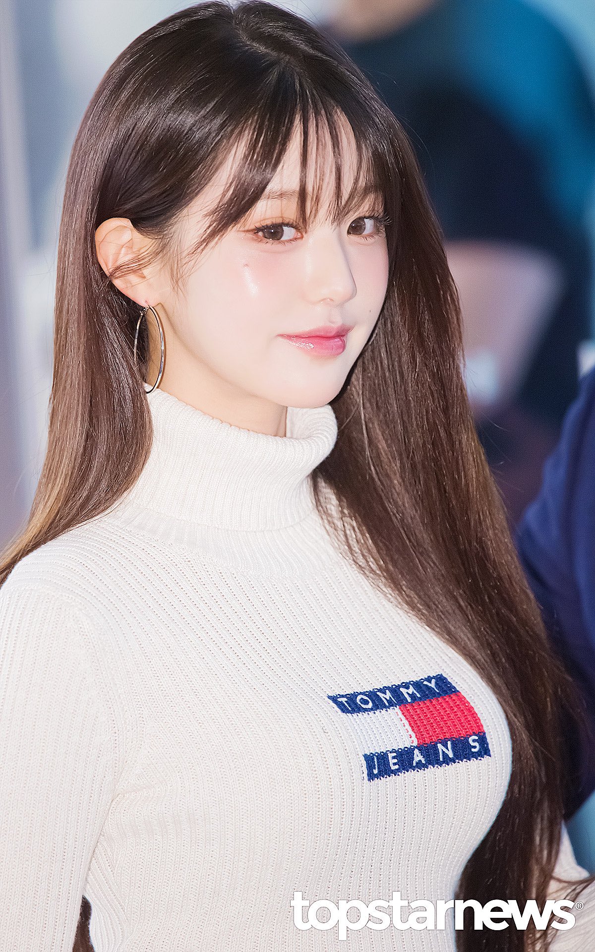 봉긋한 화이트 골지 터틀넥 + 청미니 입은 만년돌 장원영 미친 미모