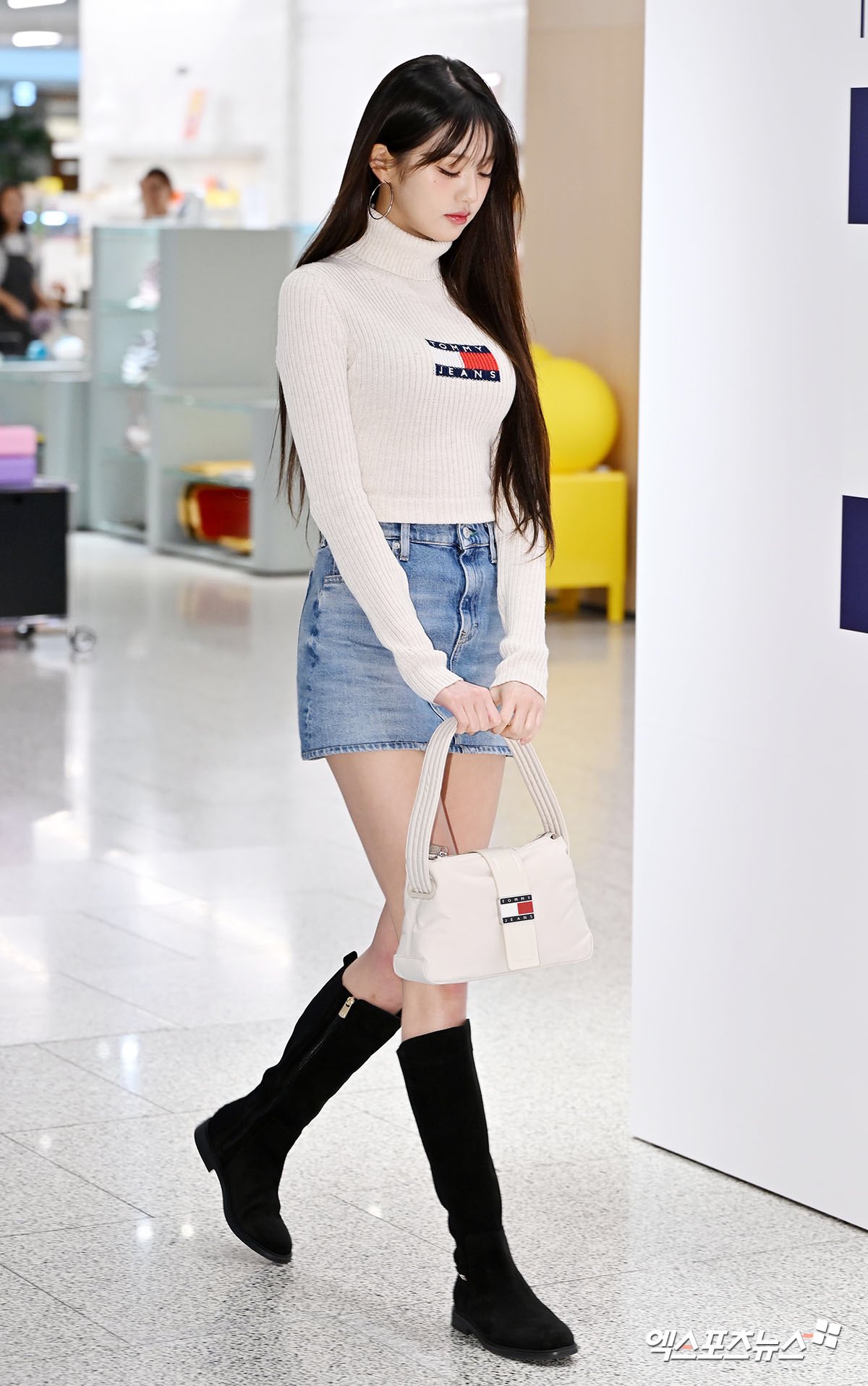 봉긋한 화이트 골지 터틀넥 + 청미니 입은 만년돌 장원영 미친 미모