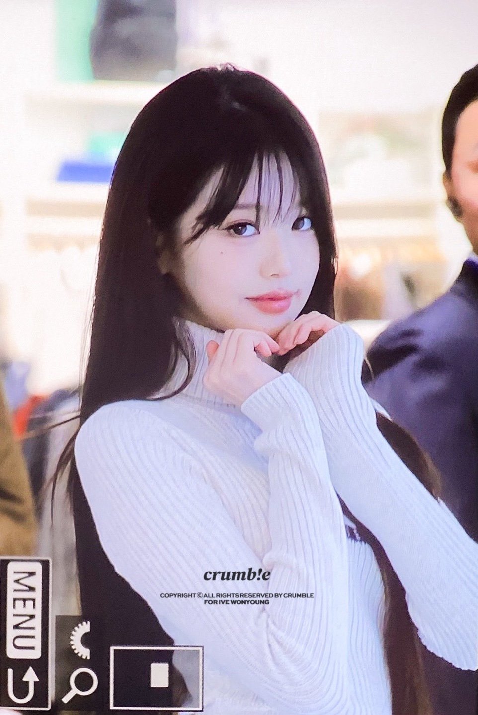 봉긋한 화이트 골지 터틀넥 + 청미니 입은 만년돌 장원영 미친 미모