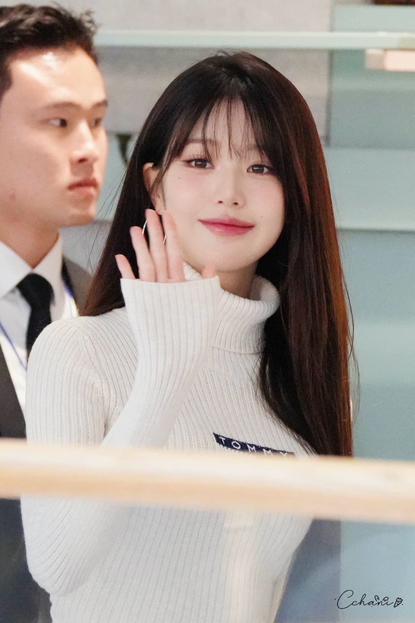 봉긋한 화이트 골지 터틀넥 + 청미니 입은 만년돌 장원영 미친 미모