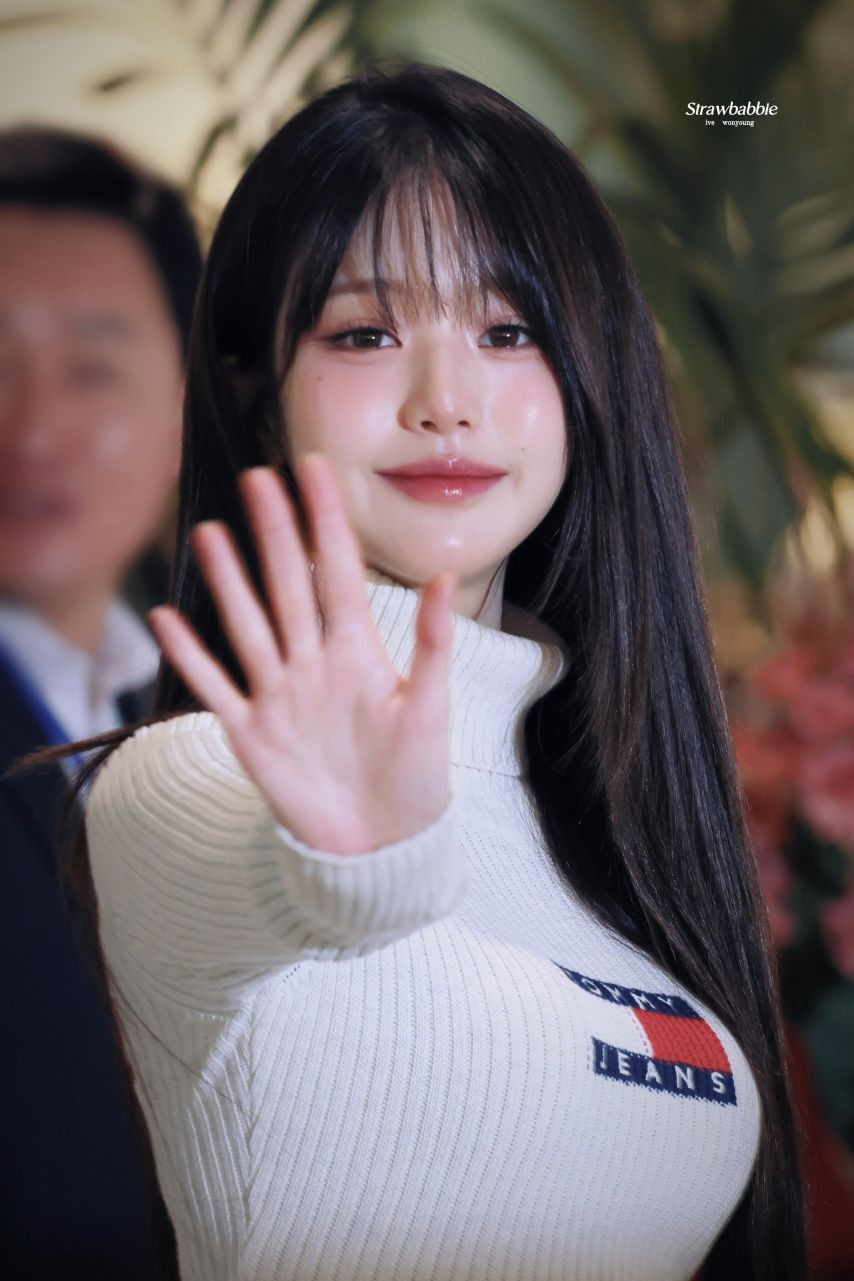 봉긋한 화이트 골지 터틀넥 + 청미니 입은 만년돌 장원영 미친 미모
