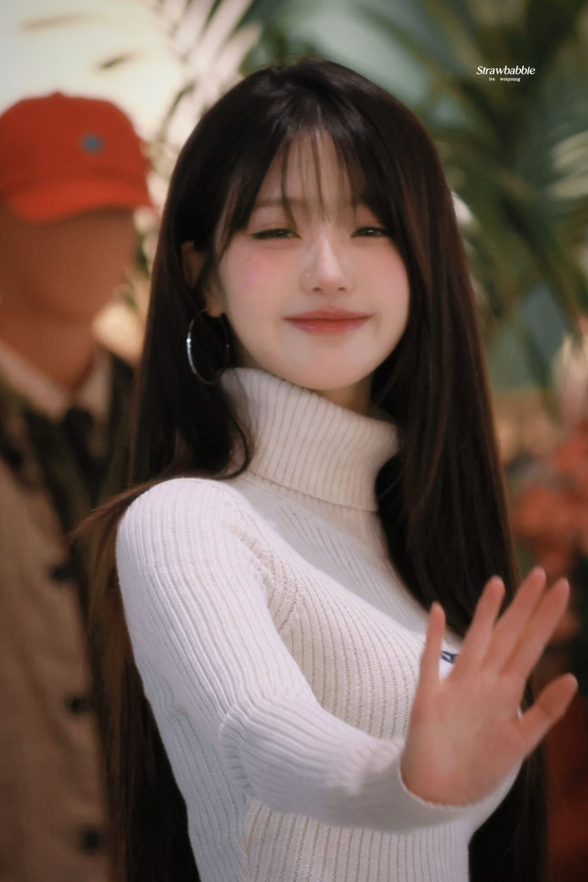 봉긋한 화이트 골지 터틀넥 + 청미니 입은 만년돌 장원영 미친 미모