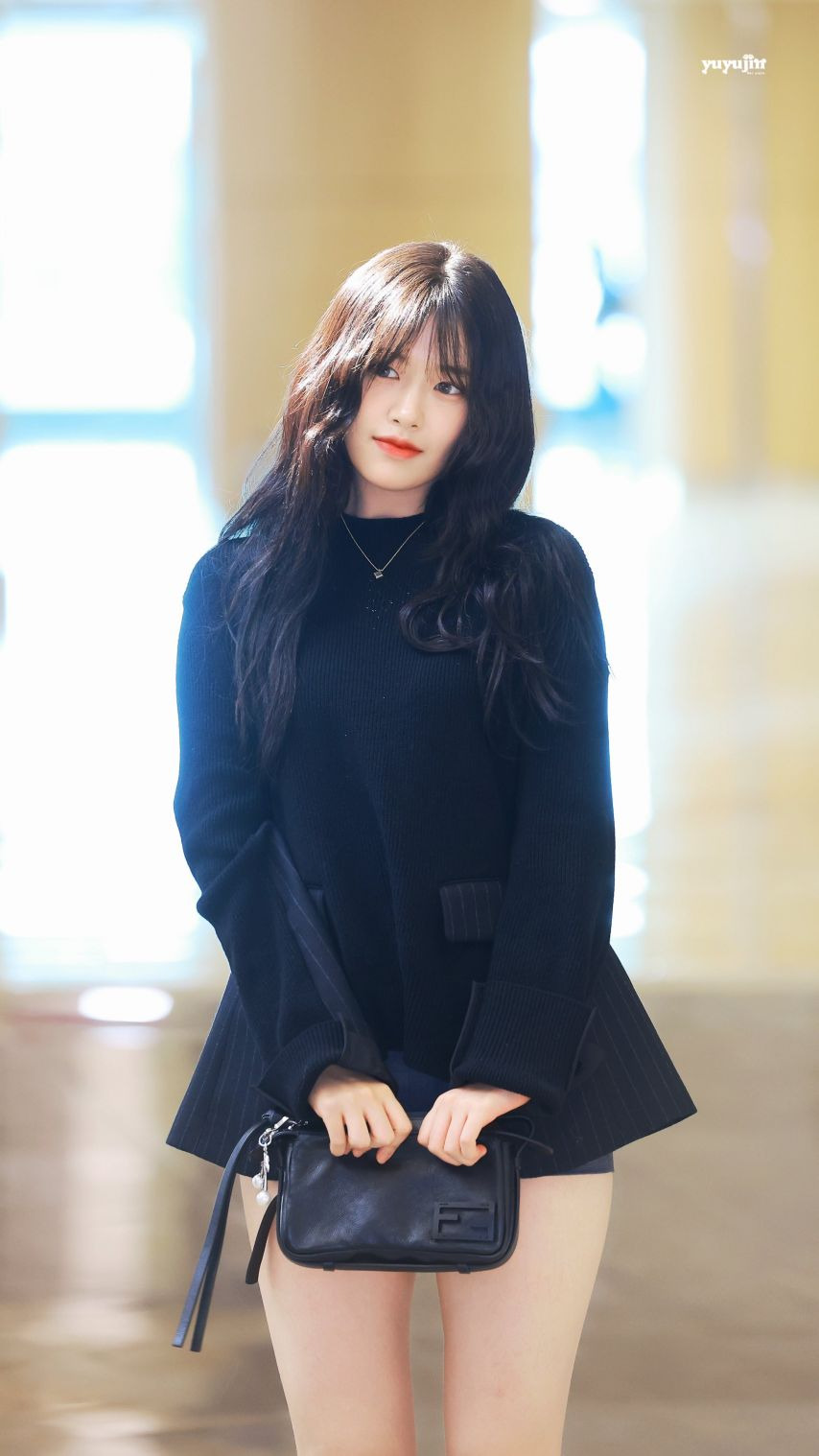 오늘자 출국하는 가을여자 안유진 속바지 보다 짧은 회색 스커트 ㄷㄷ