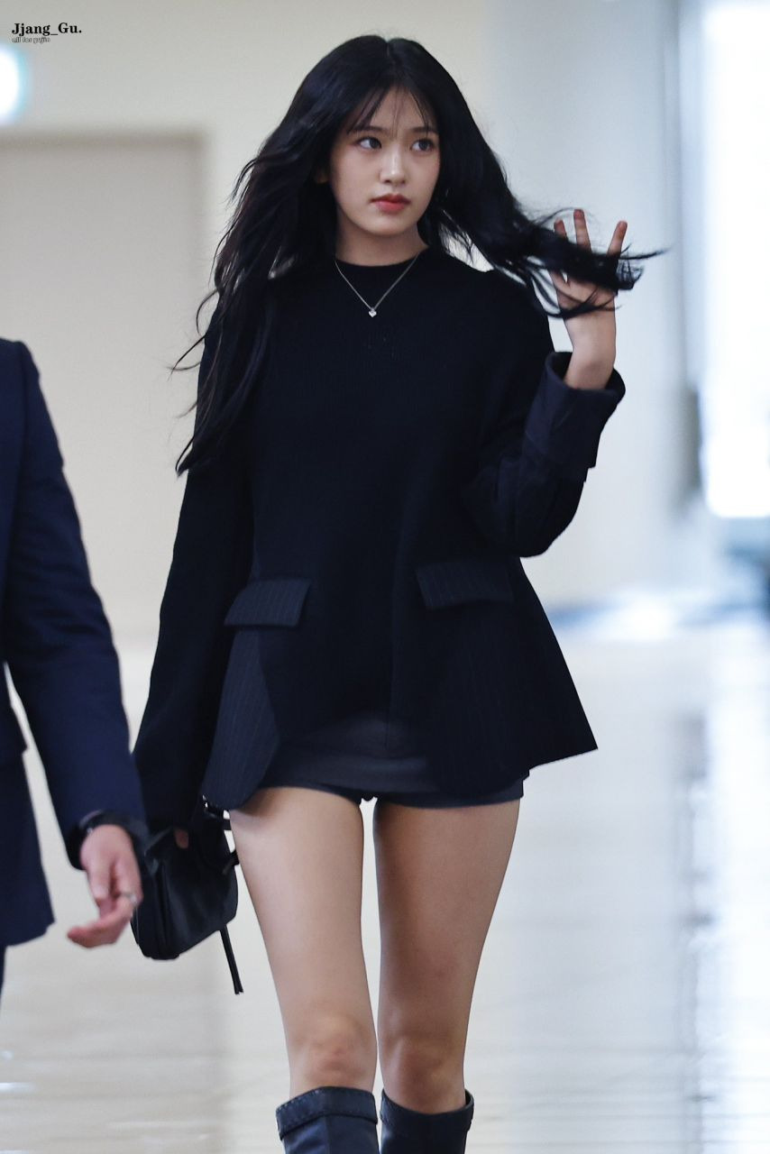 오늘자 출국하는 가을여자 안유진 속바지 보다 짧은 회색 스커트 ㄷㄷ
