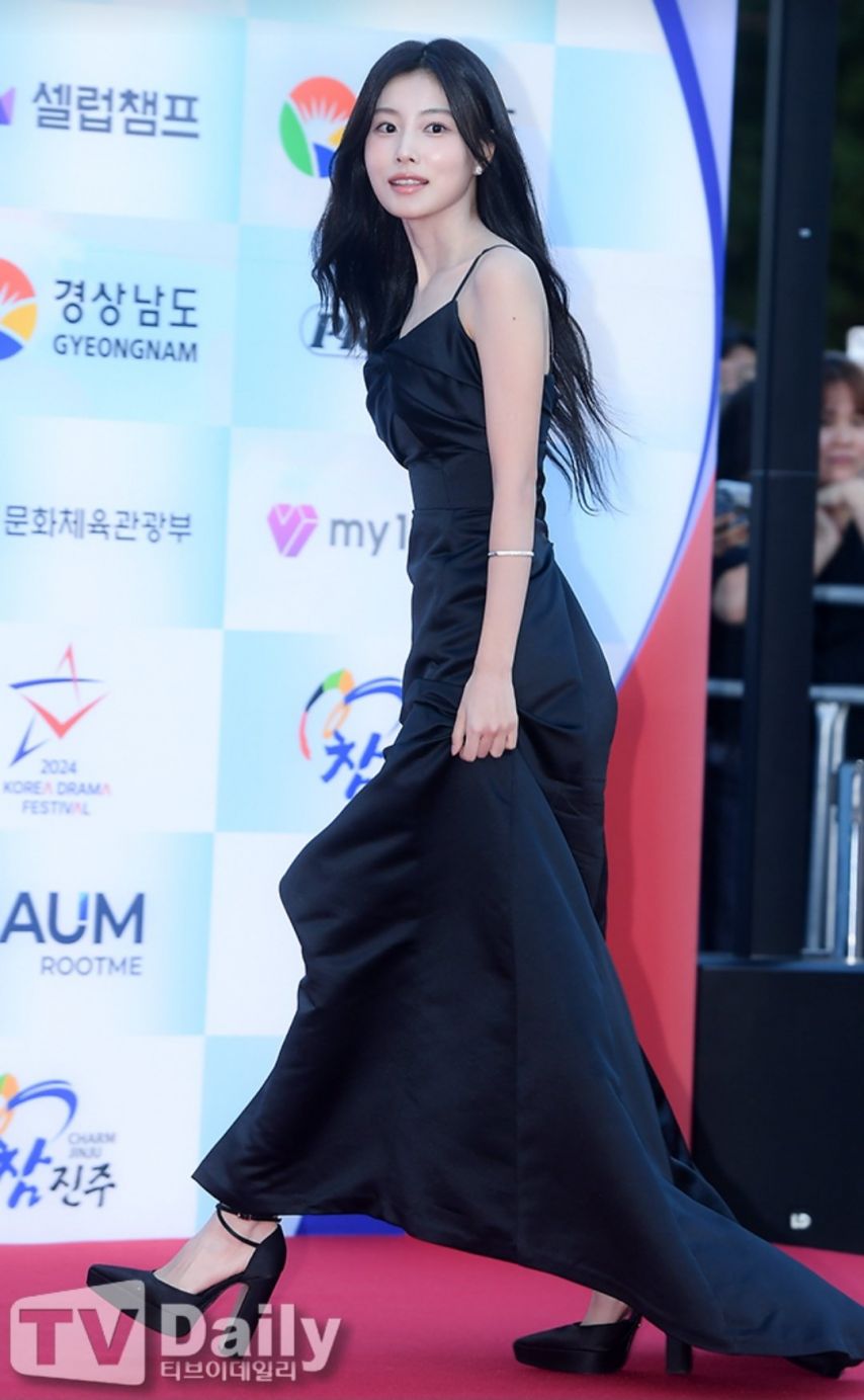 오늘자 코리아 드라마 어워즈 레드카펫 강혜원 기사사진