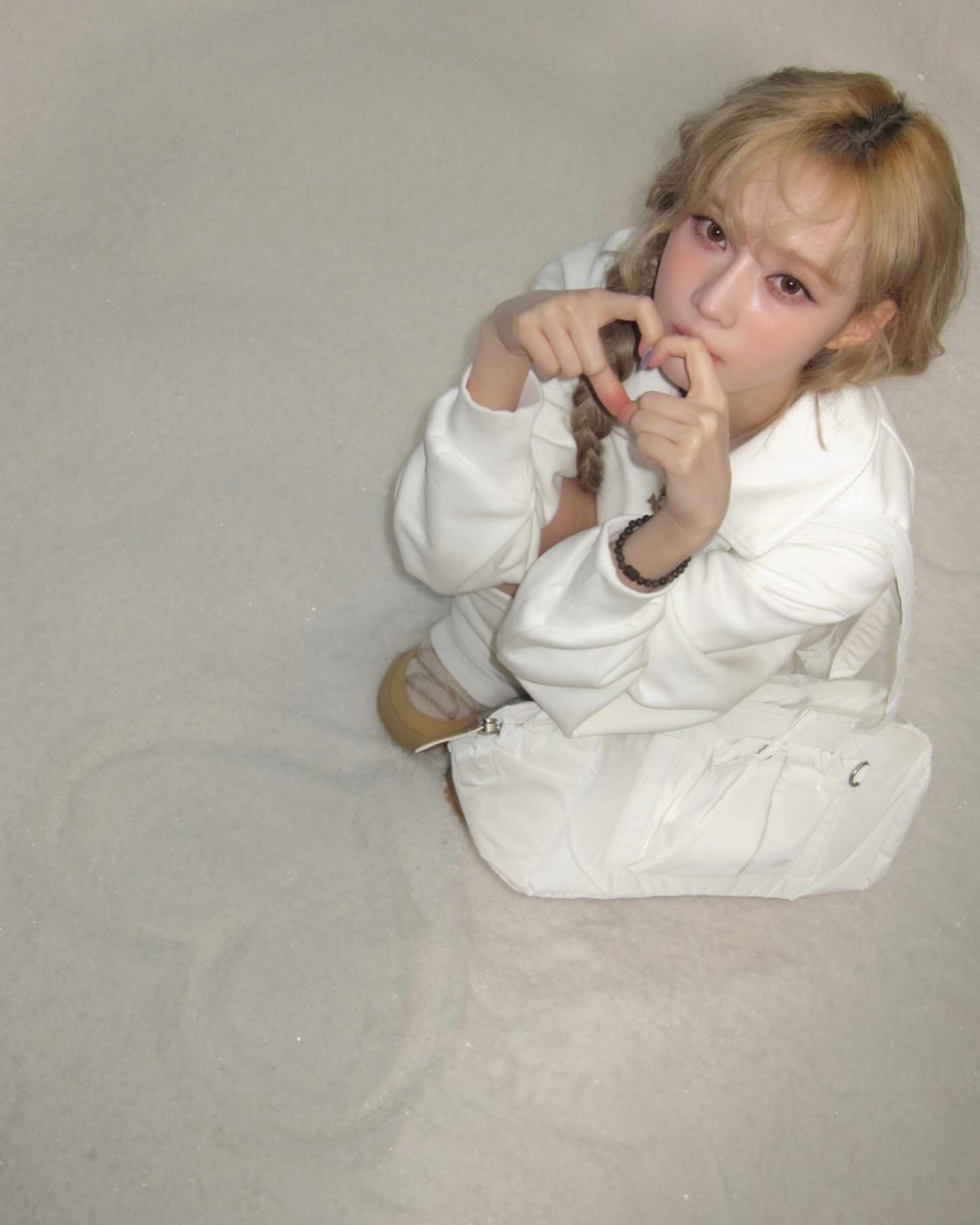눈바닥에 쪼그려앉아서 하트 그리는 금발 댕기머리 귀요미 윈터