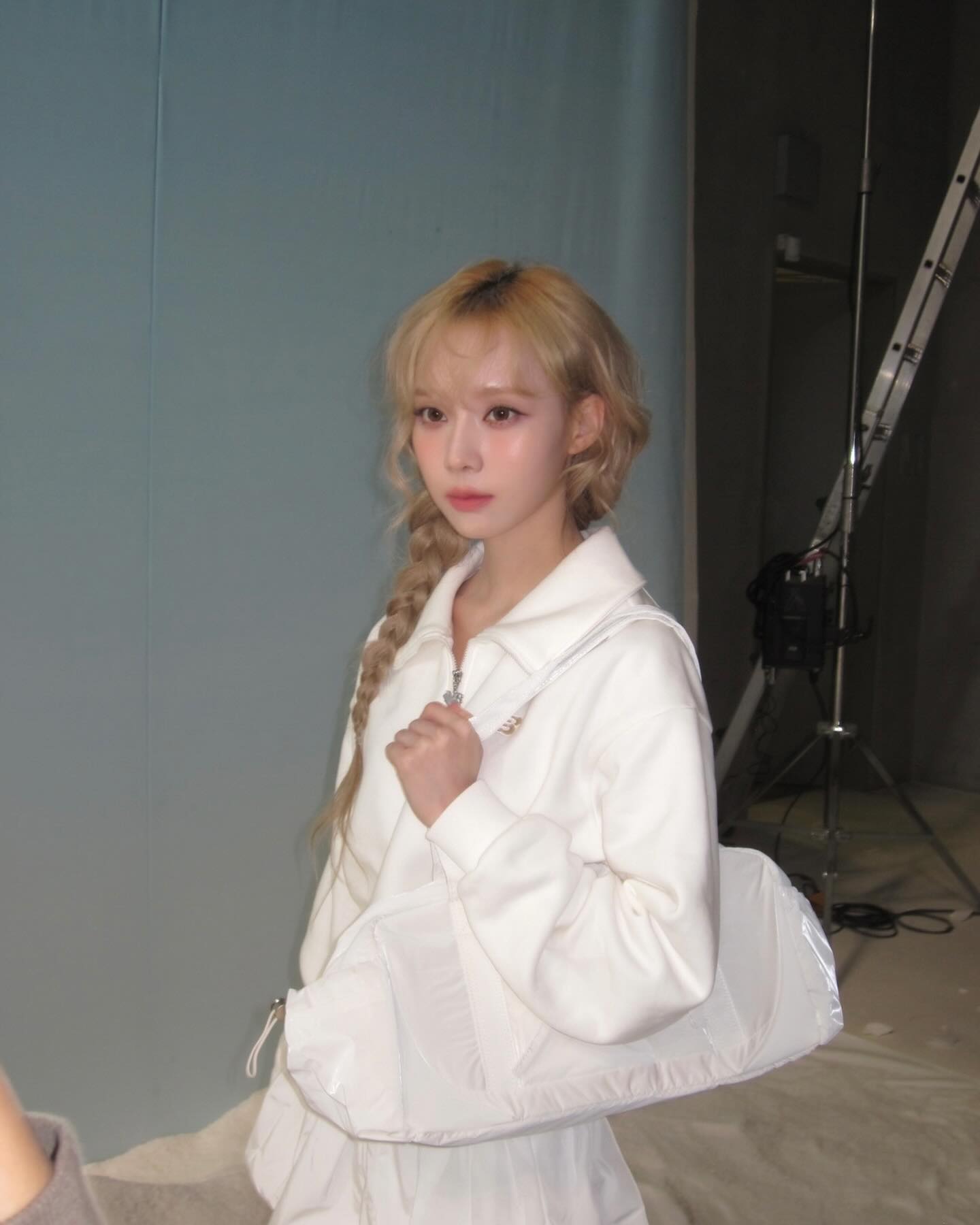 눈바닥에 쪼그려앉아서 하트 그리는 금발 댕기머리 귀요미 윈터