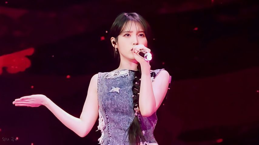 아이유 월드투어 콘서트