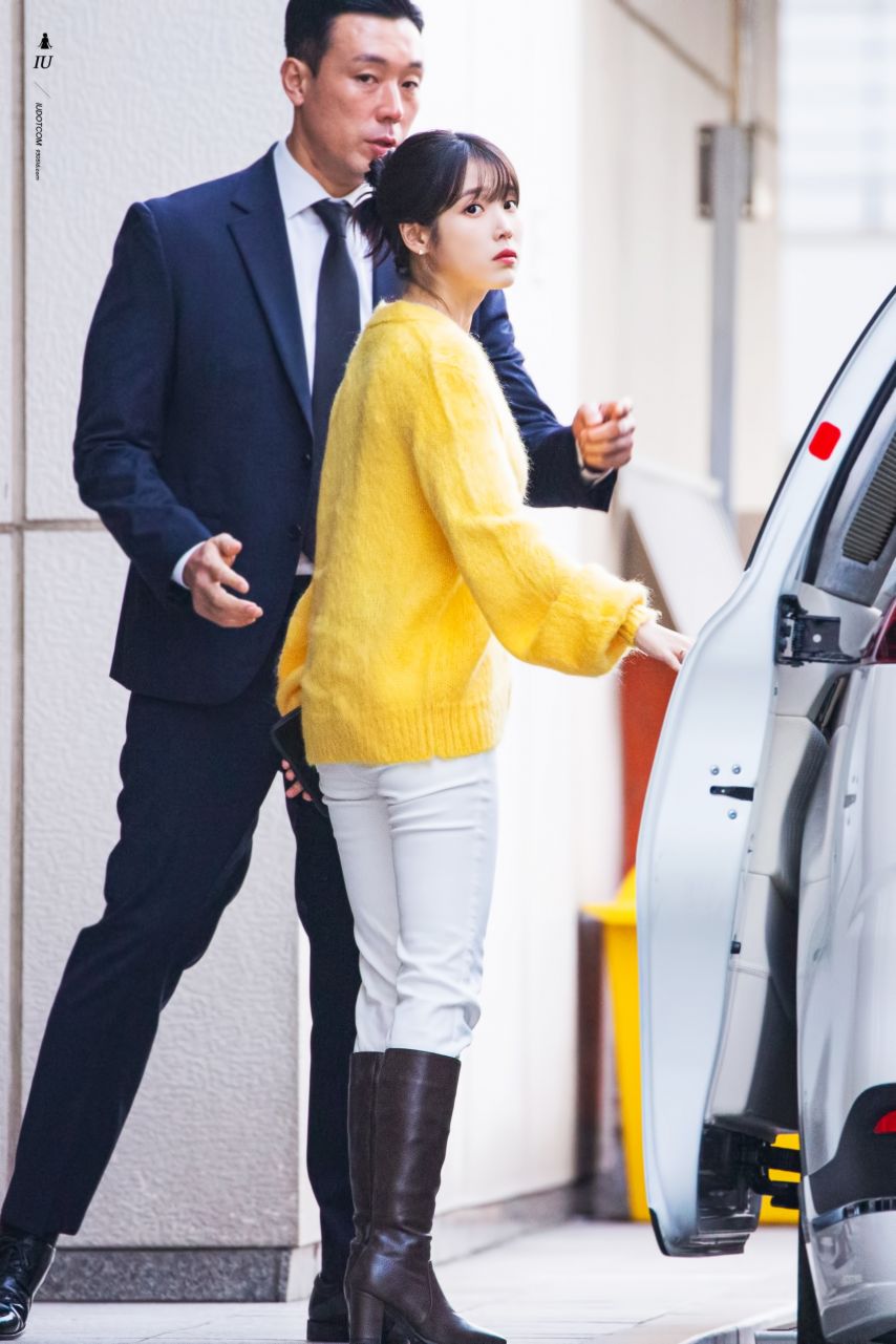 아이유 231013 더 골든 아워 무대인사 출근길