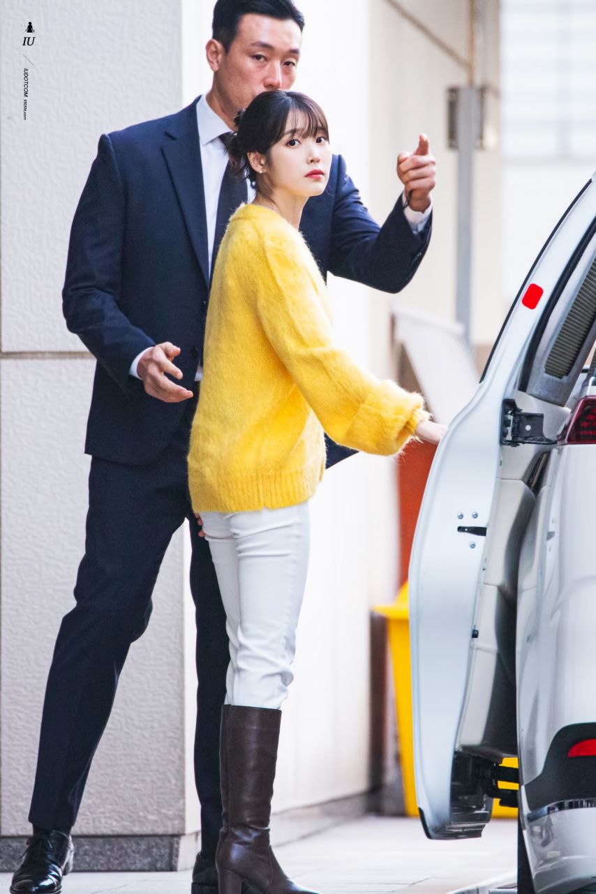 아이유 231013 더 골든 아워 무대인사 출근길