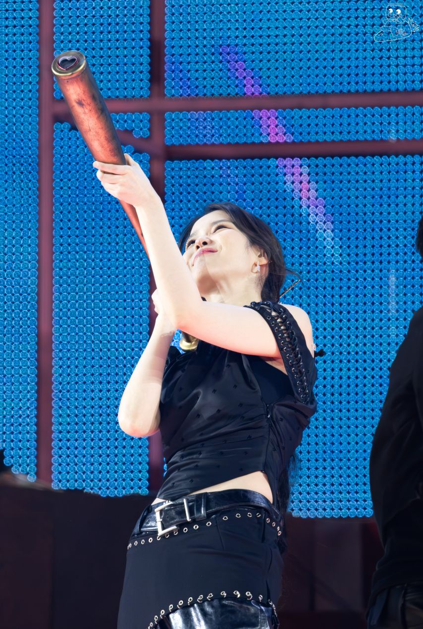 아이유 배트들고 멋있게