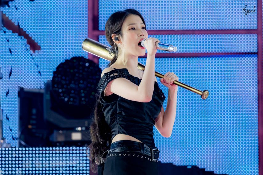 아이유 배트들고 멋있게