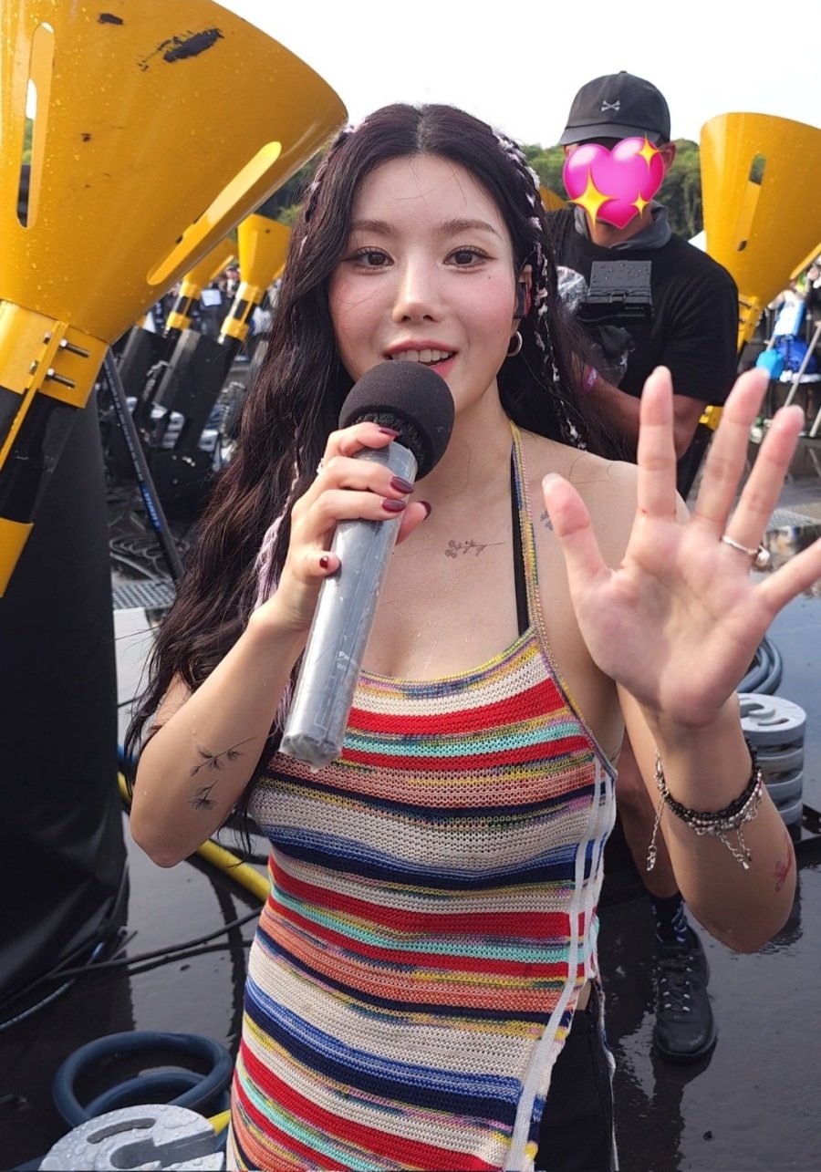 권은비 도쿄 워터밤 줄무늬 끈나시